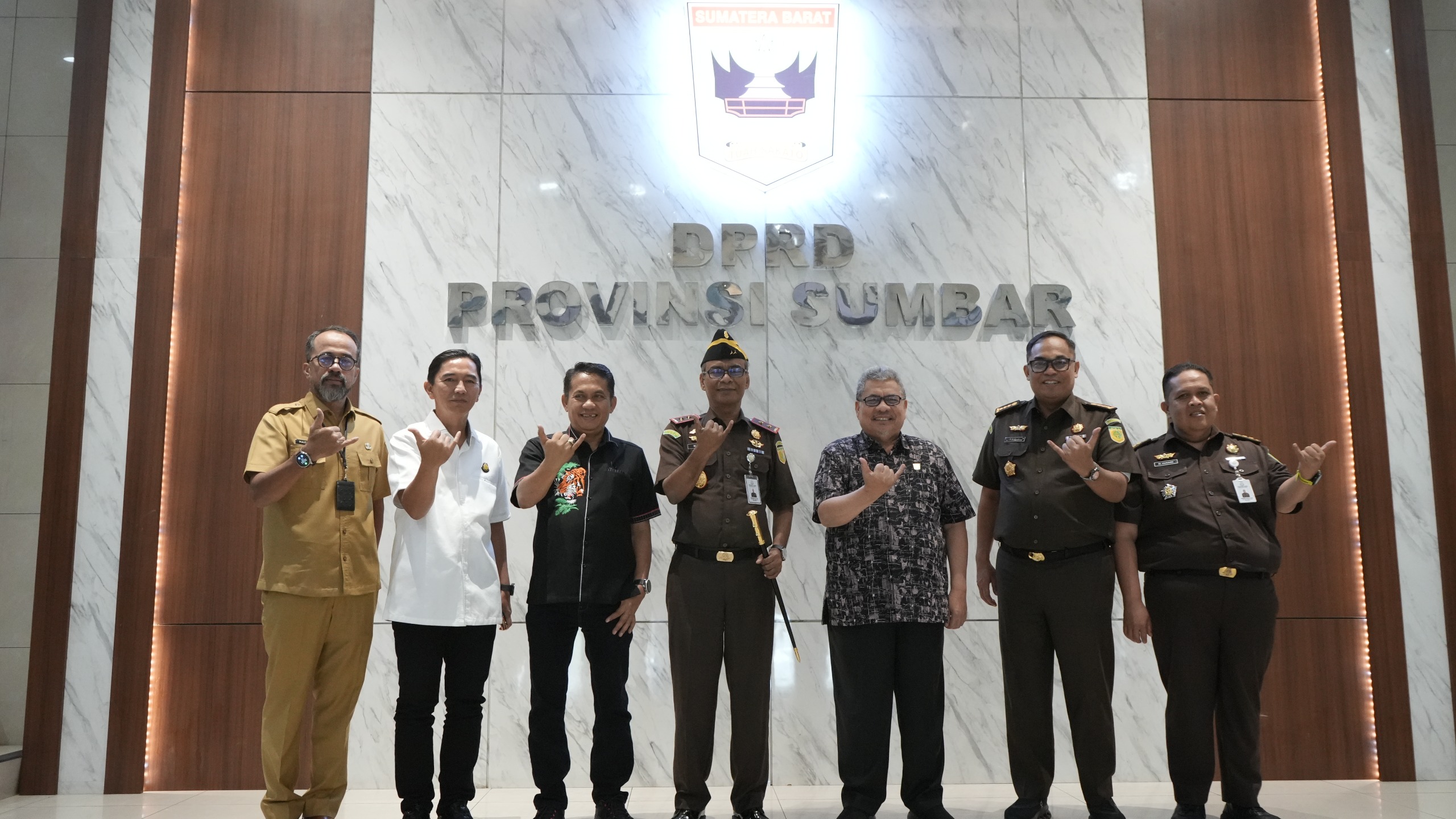 pimpinan-dprd-sumbar-sambut-kunjungan-silaturahmi-kajati