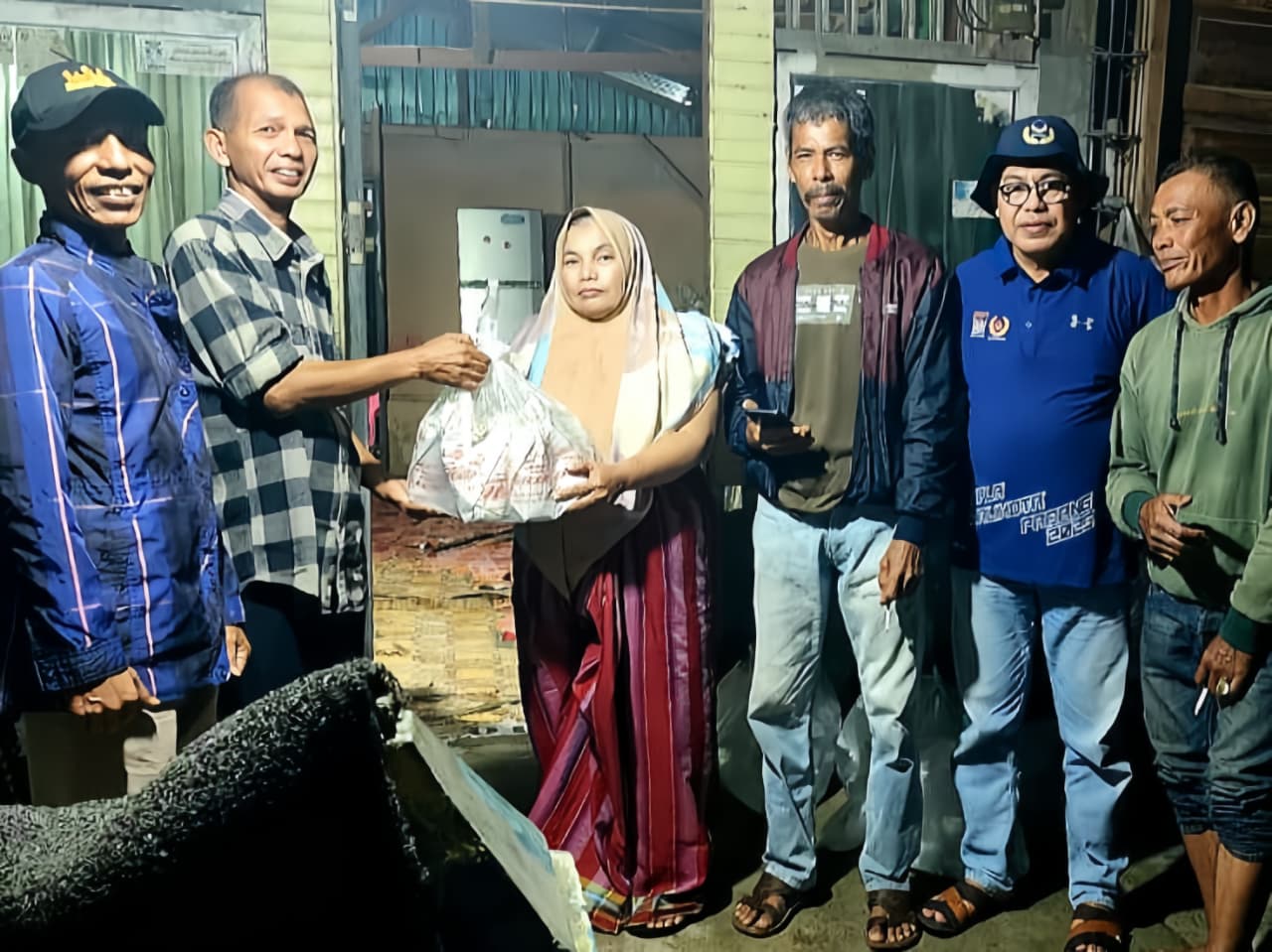 nasdem-padang-bagikan-ratusan-bungkus-nasi-pada-warga-terdampak-banjir