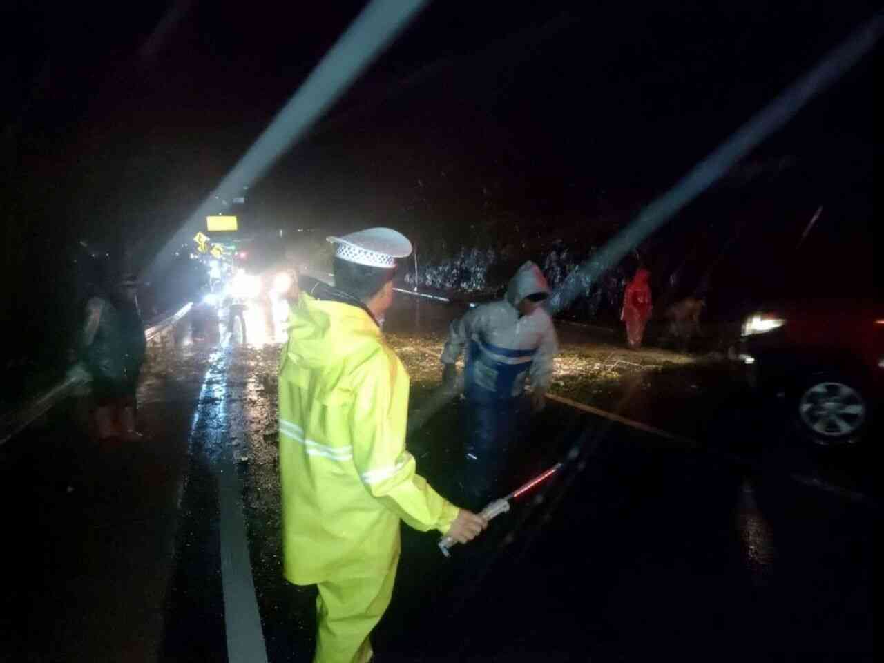 arus-lalu-lintas-di-gerbang-masuk-padang-panjang-kembali-lancar