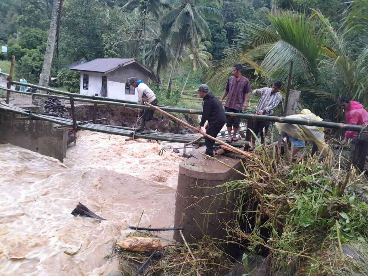 ketika-jembatan-hilang,-warga-muaro-busuak-koto-hilalang-solok-bertahan-dengan-harapan
