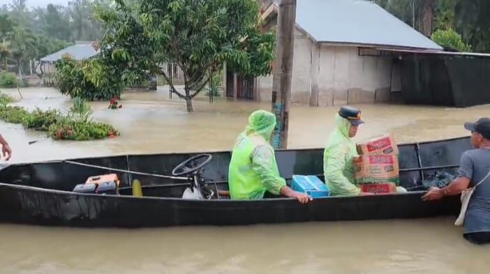 bencana-banjir-melanda-pasaman-barat:-polsek-lembah-melintang-bergerak-cepat-salurkan-bantuan-dan-evakuasi-warga