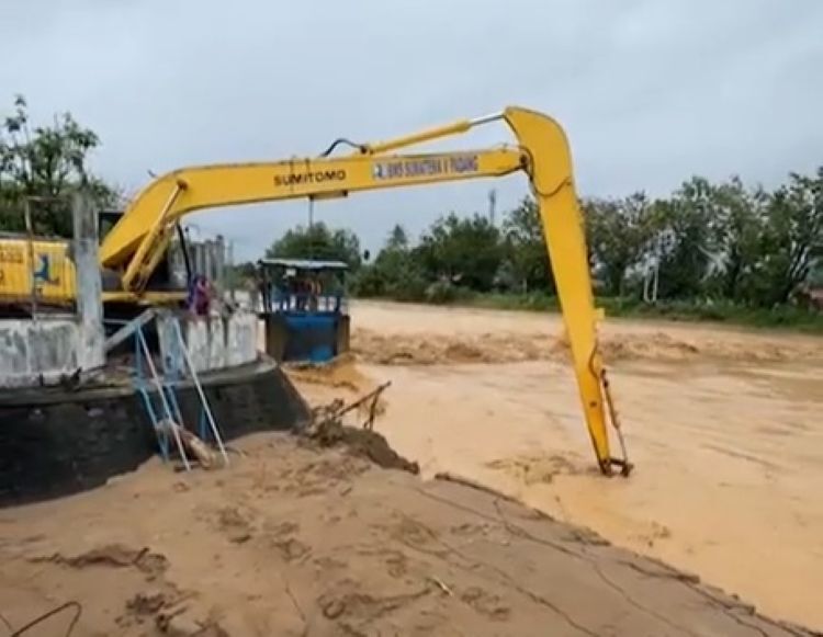 banjir-masih-besar,-petugas-perumda-am-padang-tak-kenal-lelah-pulihkan-pelayanan-air-bersih