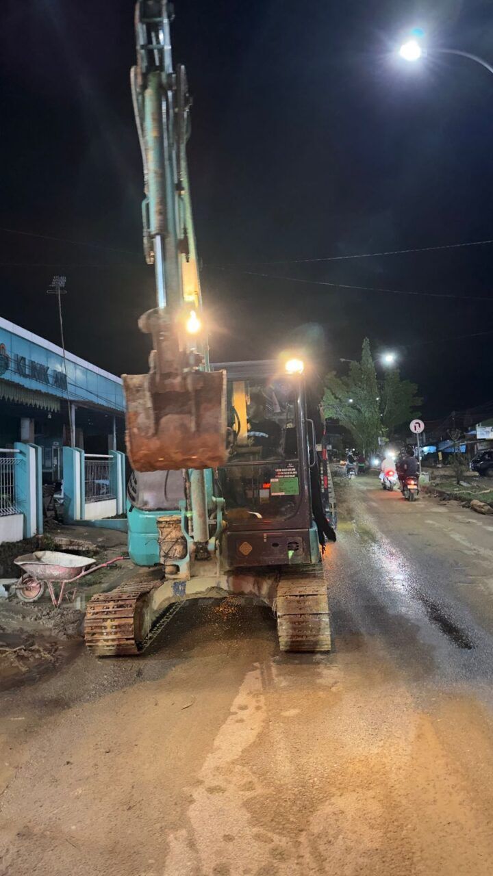 pemko-padang-bersihkan-jalur-pasar-baru-unand