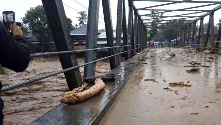bencana-di-padang:-tiga-sd-dan-lima-jembatan-rusak-berat