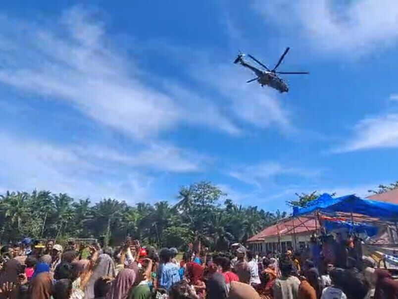 salurkan-bantuan-ke-sikilang-pasaman-barat,-danlanud-sutan-sjahrir-pastikan-operasi-kemanusiaan-berjalan-tepat-sasaran