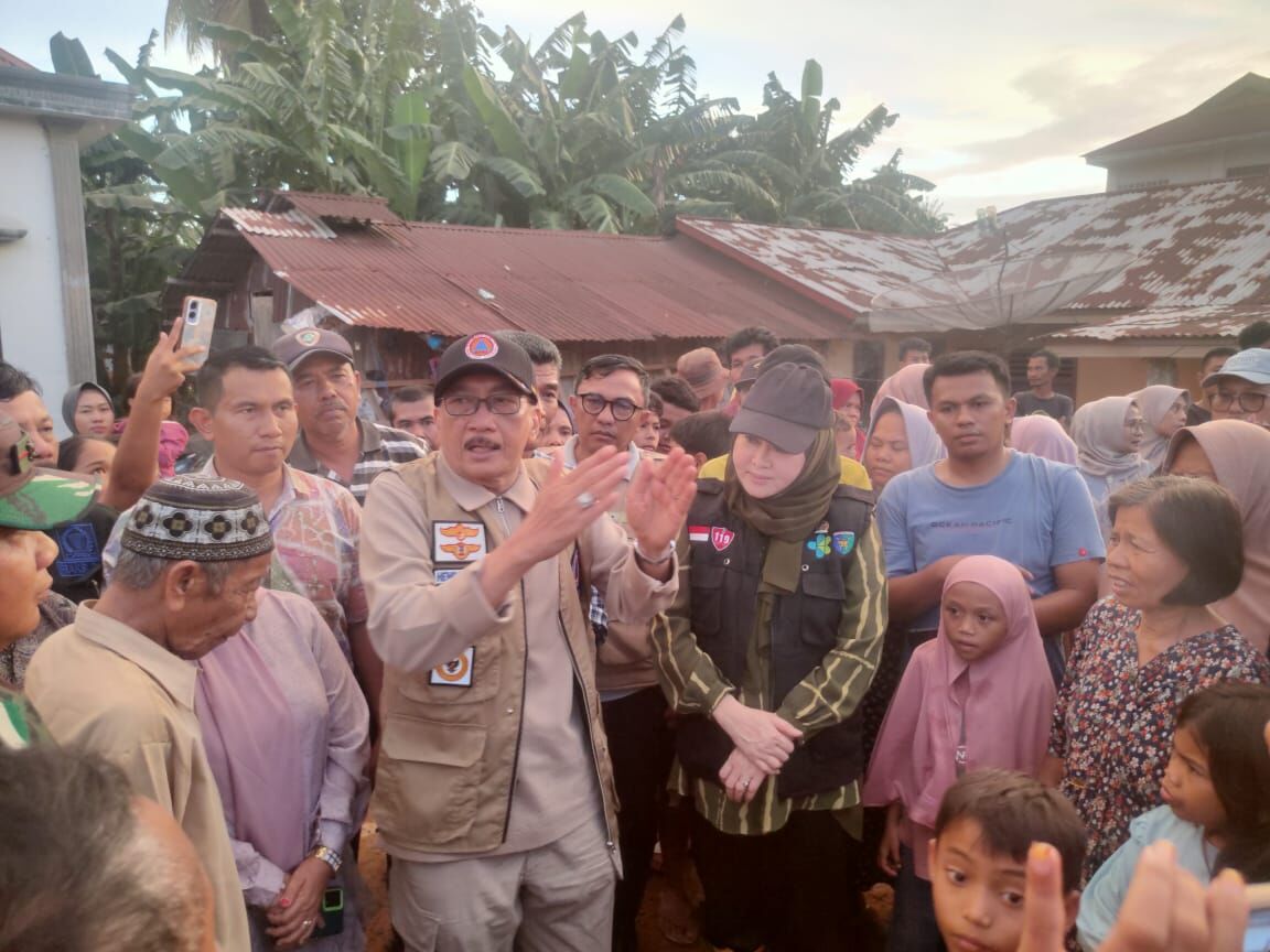 pemkab-pessel-salurkan-7-ton-beras-untuk-korban-banjir-dan-longsor,-bupati-pastikan-bantuan-tepat-sasaran