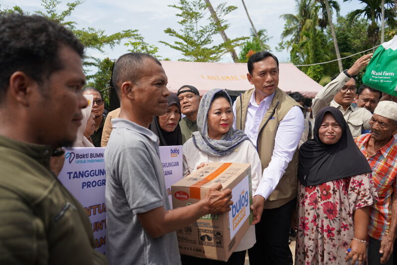 bulog-bersama-ketua-komisi-iv-dpr-ri-salurkan-bantuan-bencana-banjir