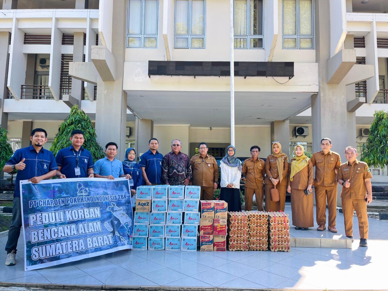 pt-charoen-pokphand-tbk-serahkan-bantuan-untuk-korban-bencana-di-sumbar