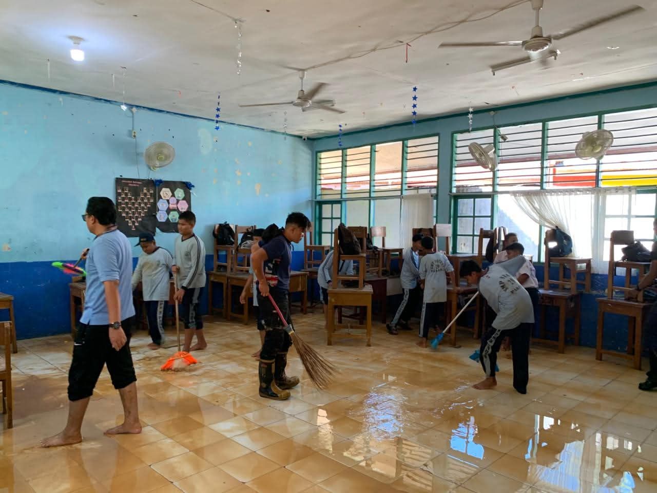 siswa-smpn-29-padang-dan-damkar-goro-bersihkan-sekolah