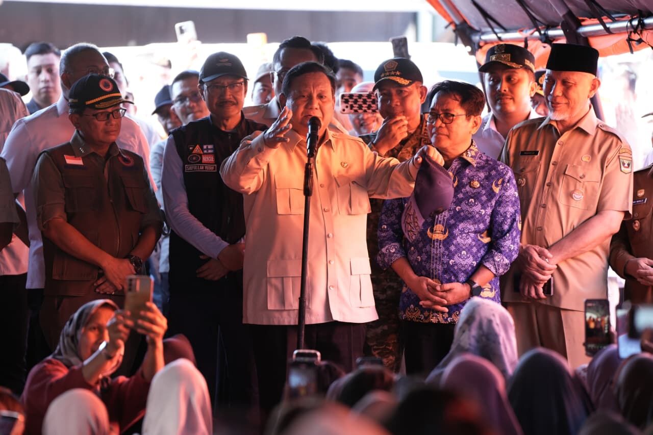 presiden-prabowo-bagikan-bantuan-sembako-saat-meninjau-korban-bencana-di-kabupaten-padang-pariaman