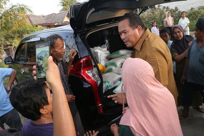 walikota-pariaman-serahkan-bantuan-untuk-korban-banjir