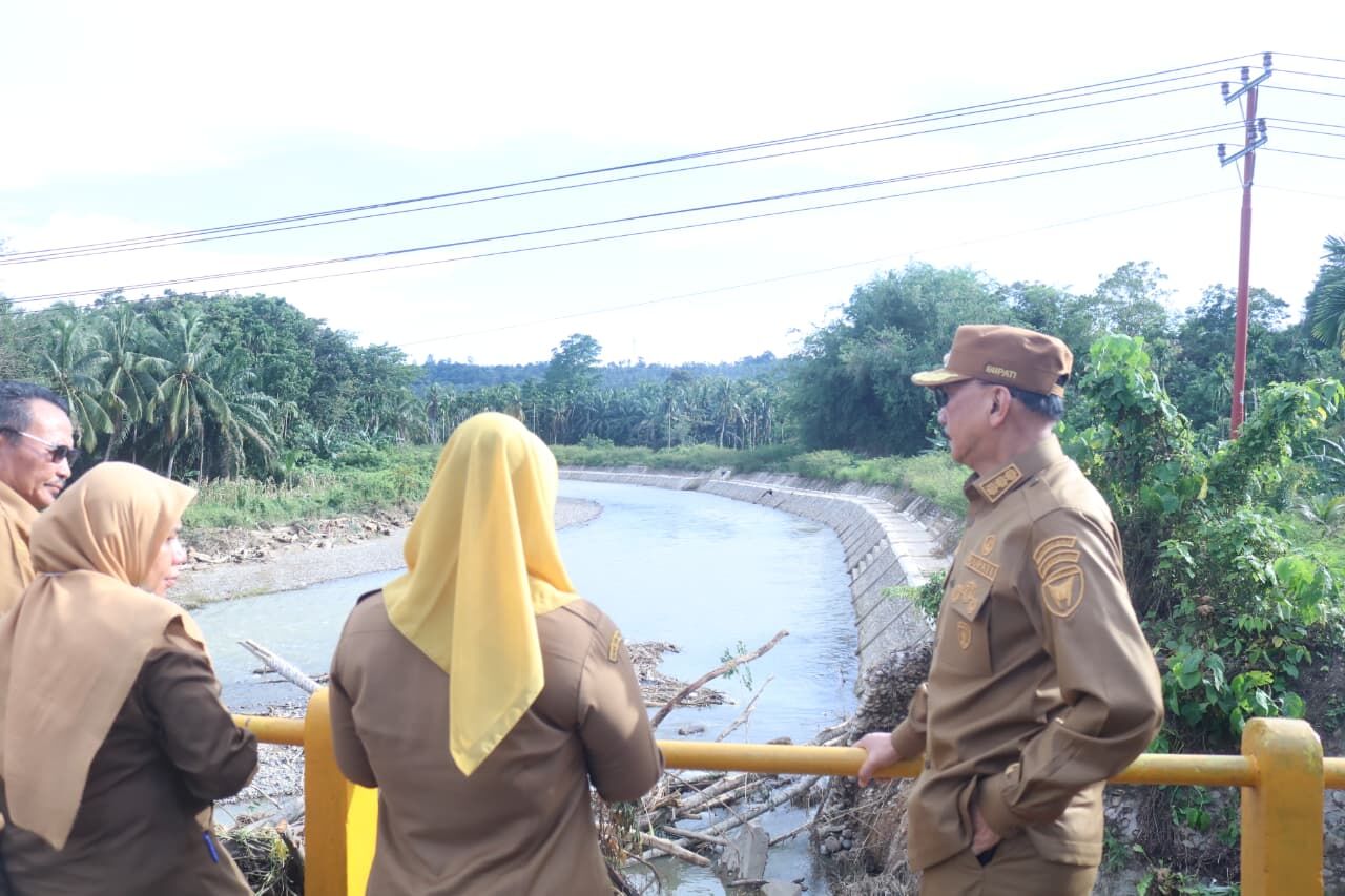 bupati-hendrajoni-tinjau-kerusakan-infrastruktur-akibat-banjir-di-lengayang-dan-ranah-pesisir