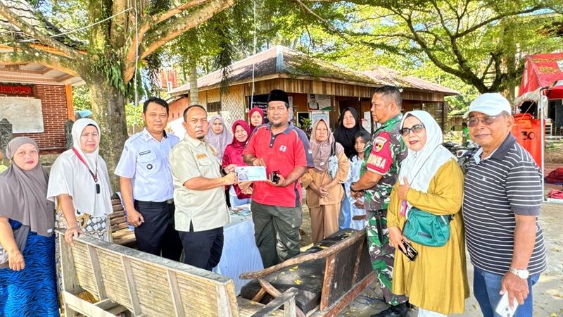 ketua-dprd-padang-serahkan-bantuan-tunai-untuk-9-keluarga-korban-banjir-di-batang-kabung