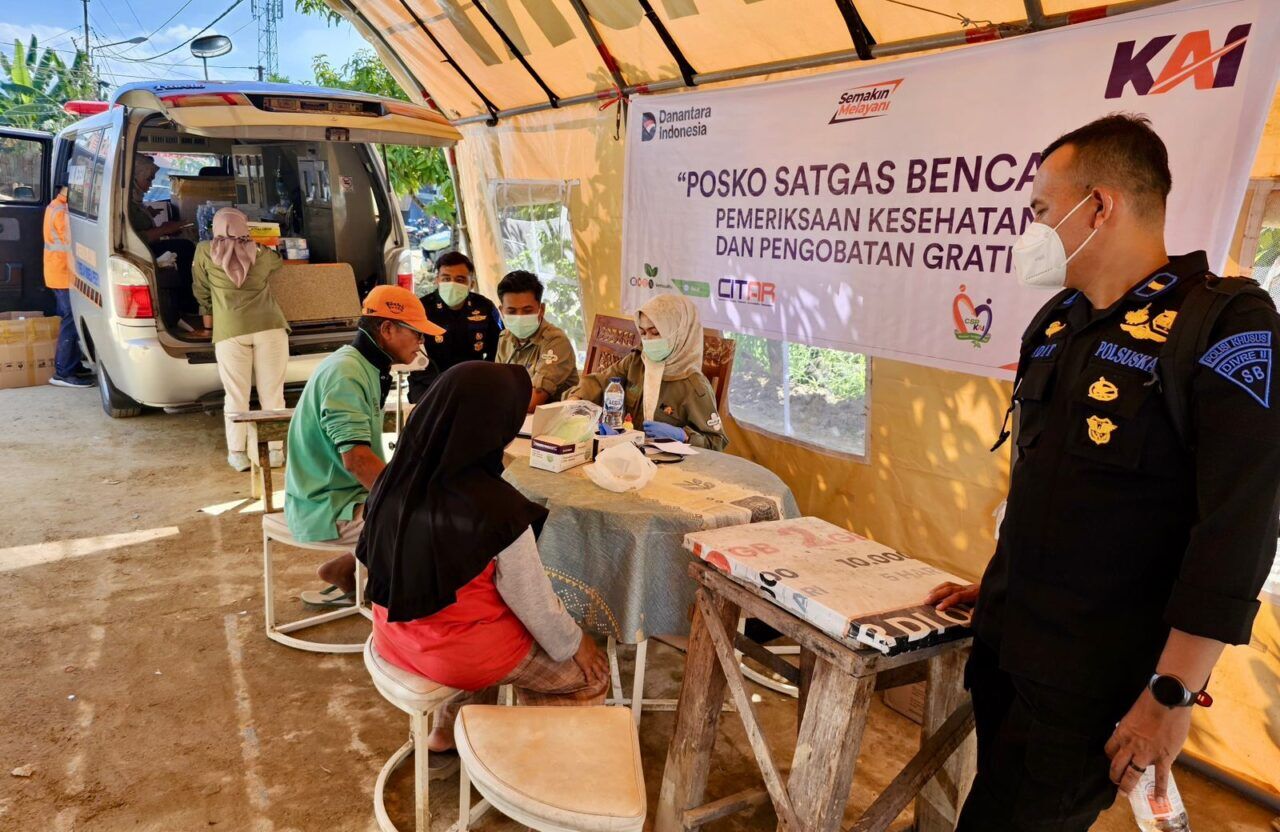 peduli-kesehatan-:-kai-divre-ii-sumbar-berikan-pemeriksaan-kesehatan-gratis-bagi-warga-terdampak-banjir-di-tabing-banda-gadang