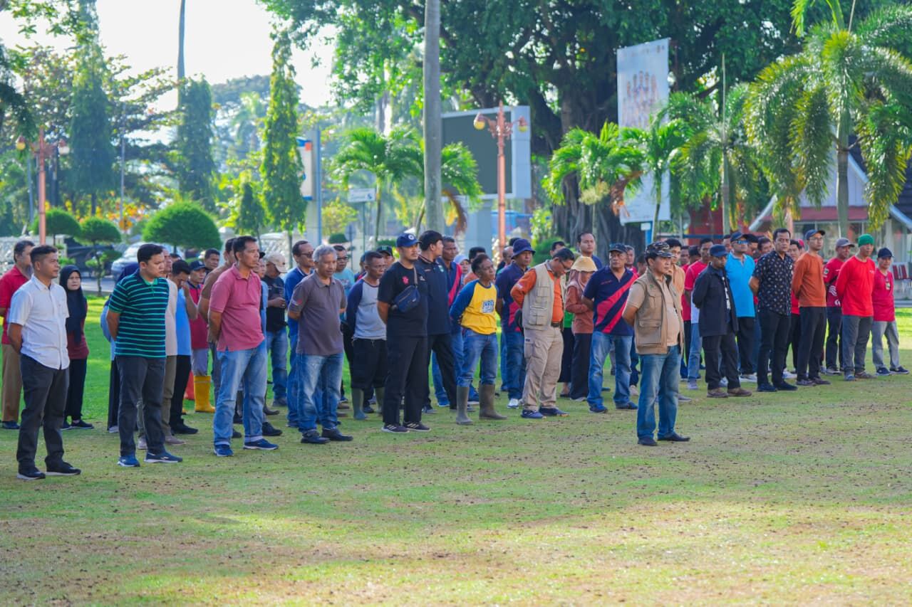 relawan-siaga-bencana-pemprov-sumbar-mulai-turun-bantu-bersihkan-rumah-warga