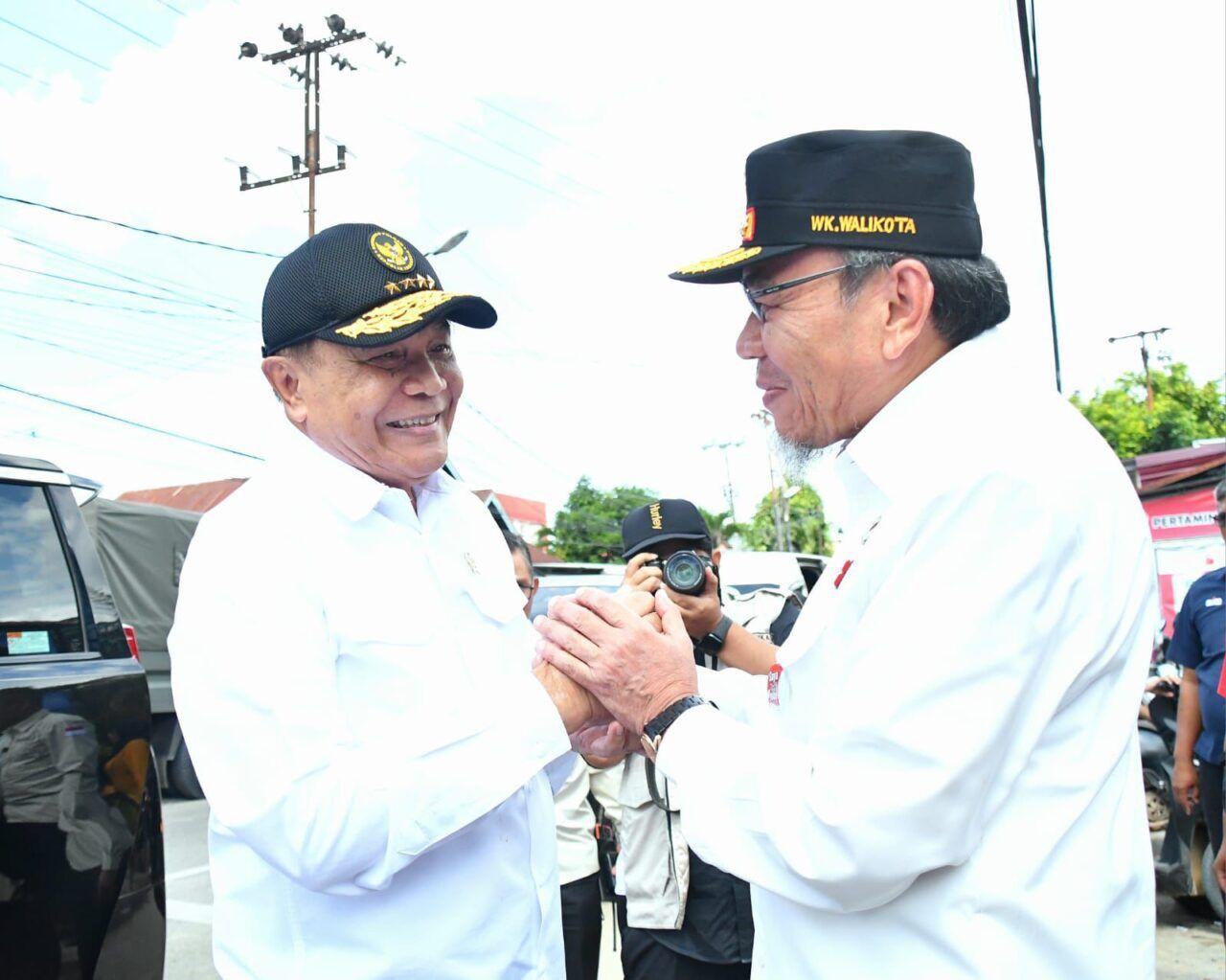 menko-polkam-salurkan-bantuan-rp300-juta-untuk-warga-padang