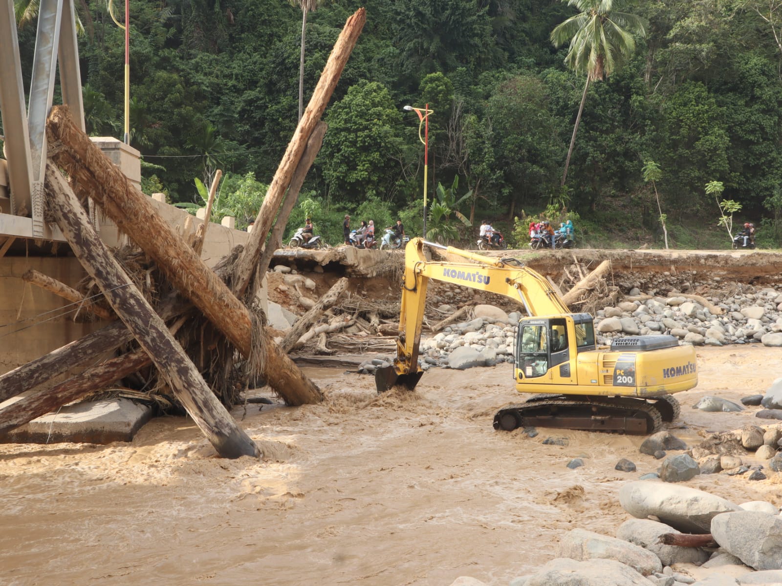 kementerian-lh-selidiki-sumber-gelondongan-kayu-banjir-sumatera