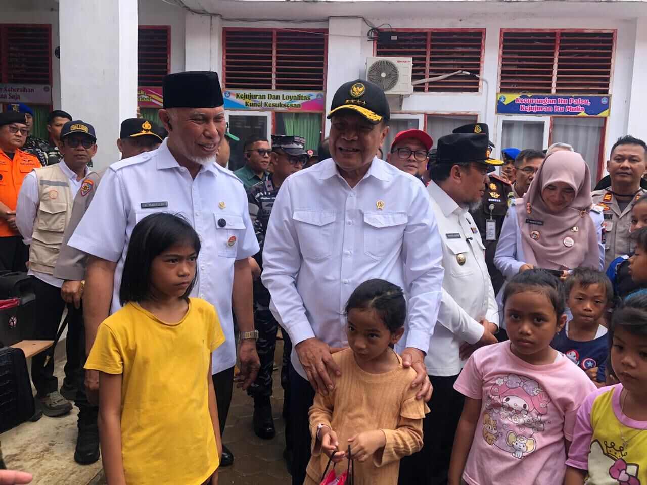 menko-polhukam-serahkan-bantuan-rp309-juta-bagi-korban-banjir-dan-longsor-di-padang