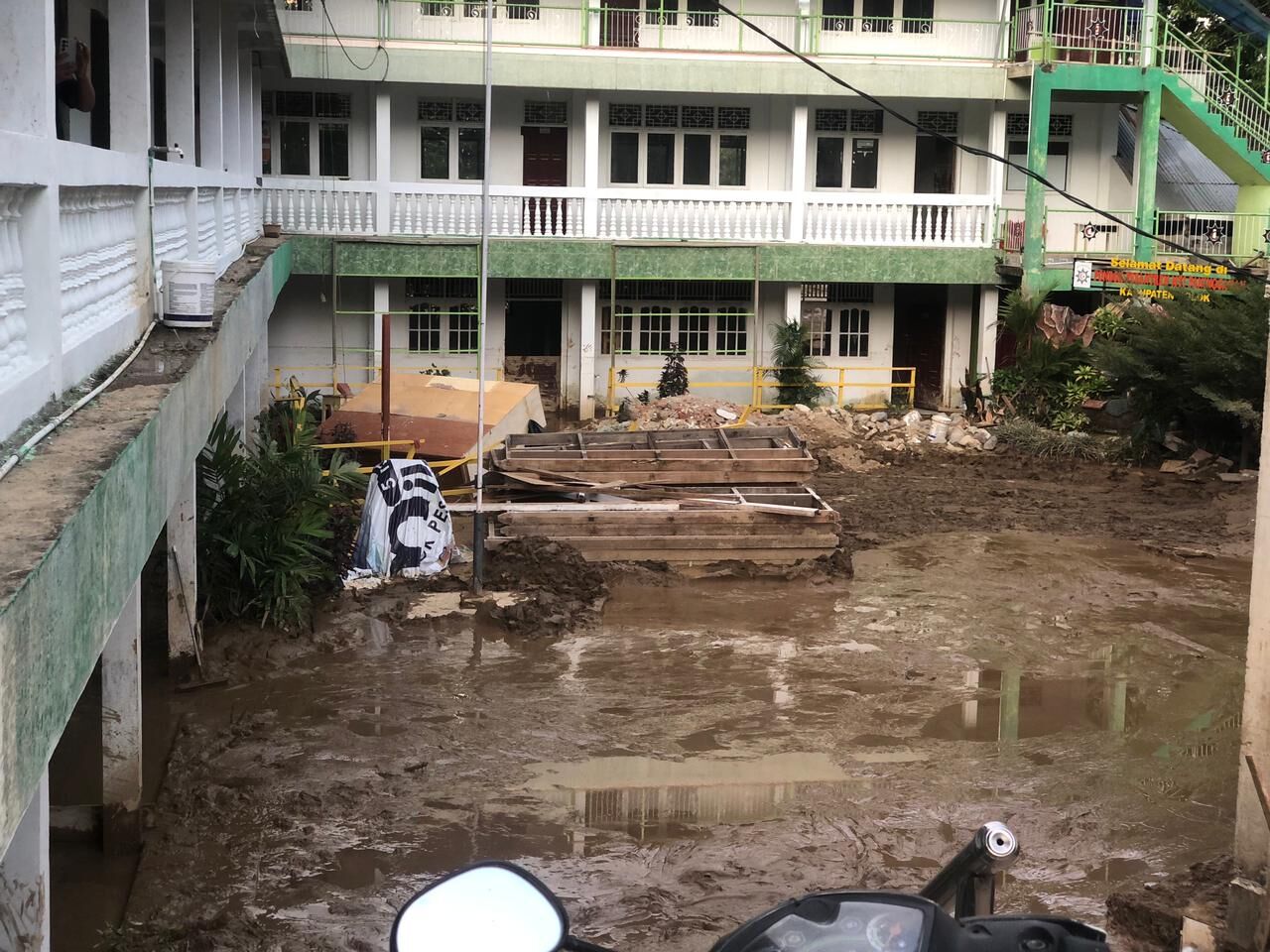 gubernur-sumbar-tinjau-korban-bencana-di-junjung-sirih,-serahkan-bantuan-senilai-rp68-juta