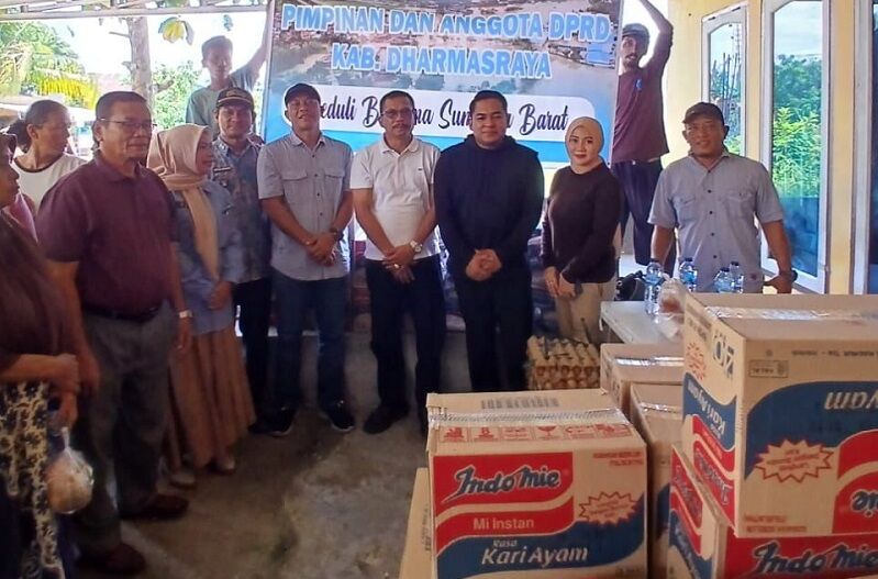 dprd-dharmasraya-bantu-korban-terdampak-bencana-sumbar
