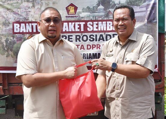 andre-rosiade-bagikan-2.000-paket-bantuan-untuk-kota-pariaman