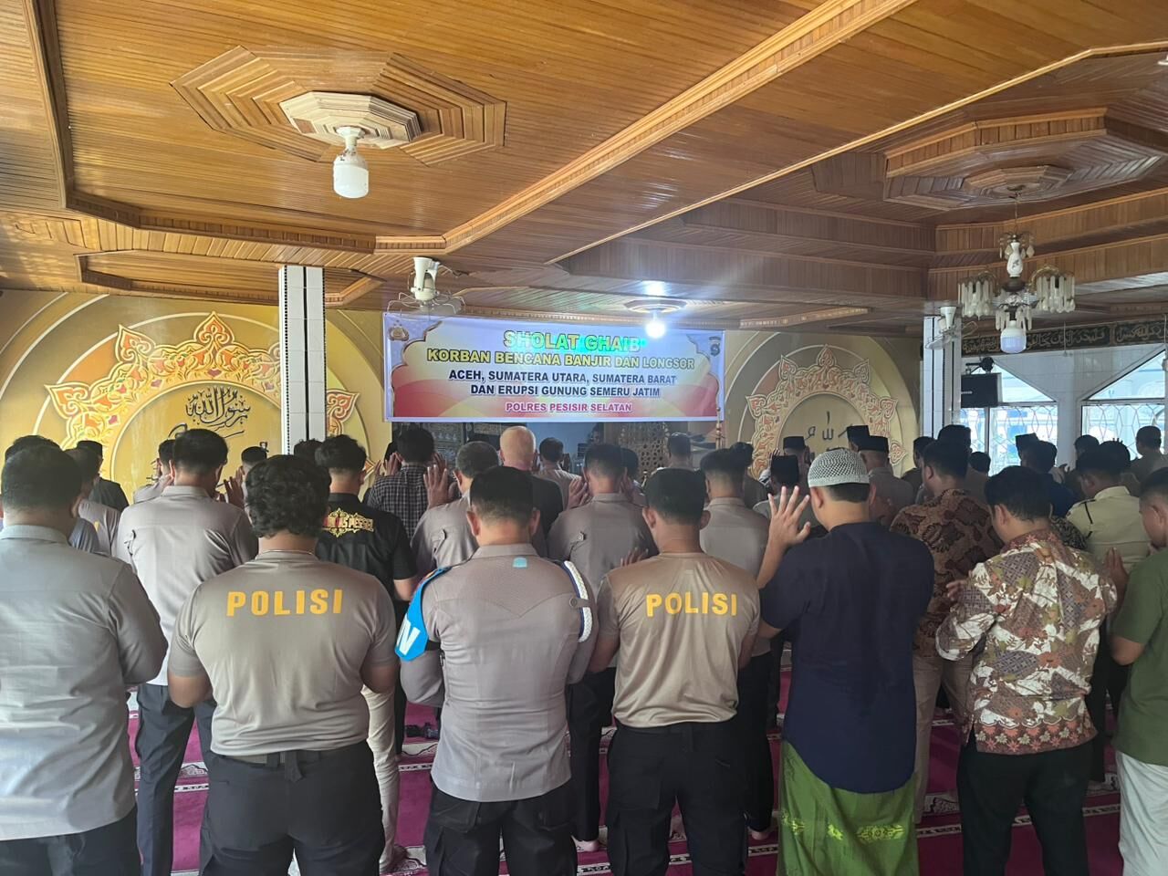 polres-pesisir-selatan-gelar-salat-gaib-untuk-korban-bencana-di-sumbar,-sumut,-dan-aceh