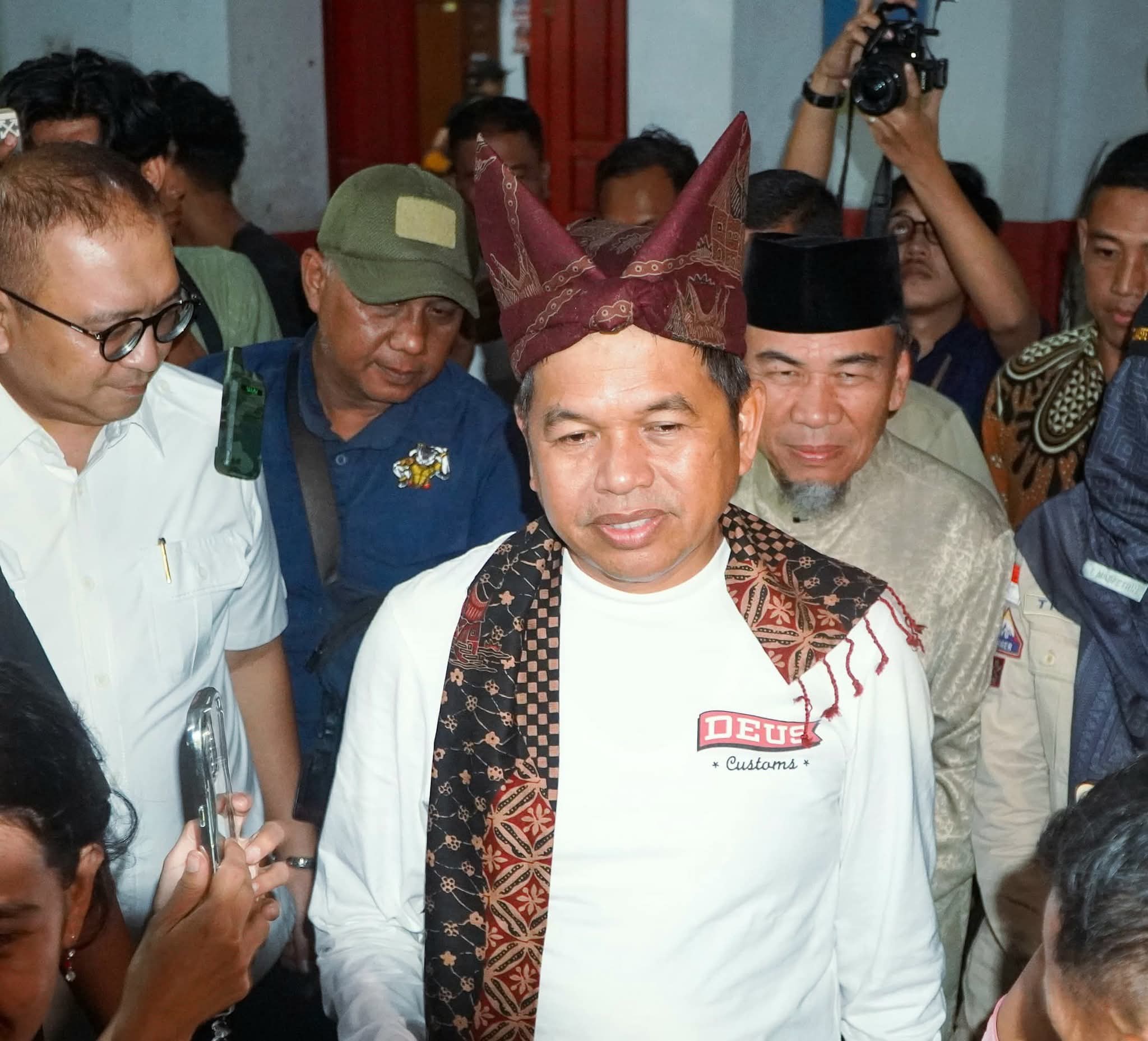 kdm-tiba-di-padang,-berencana-bangun-satu-kampung-bagi-korban-banjir