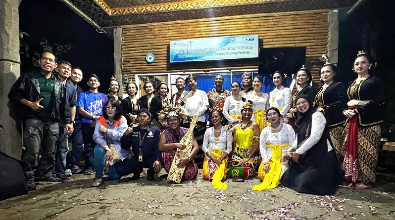 meski-diguyur-hujan,-pentas-budaya-pwi-jakarta-di-gunung-padang-meriah