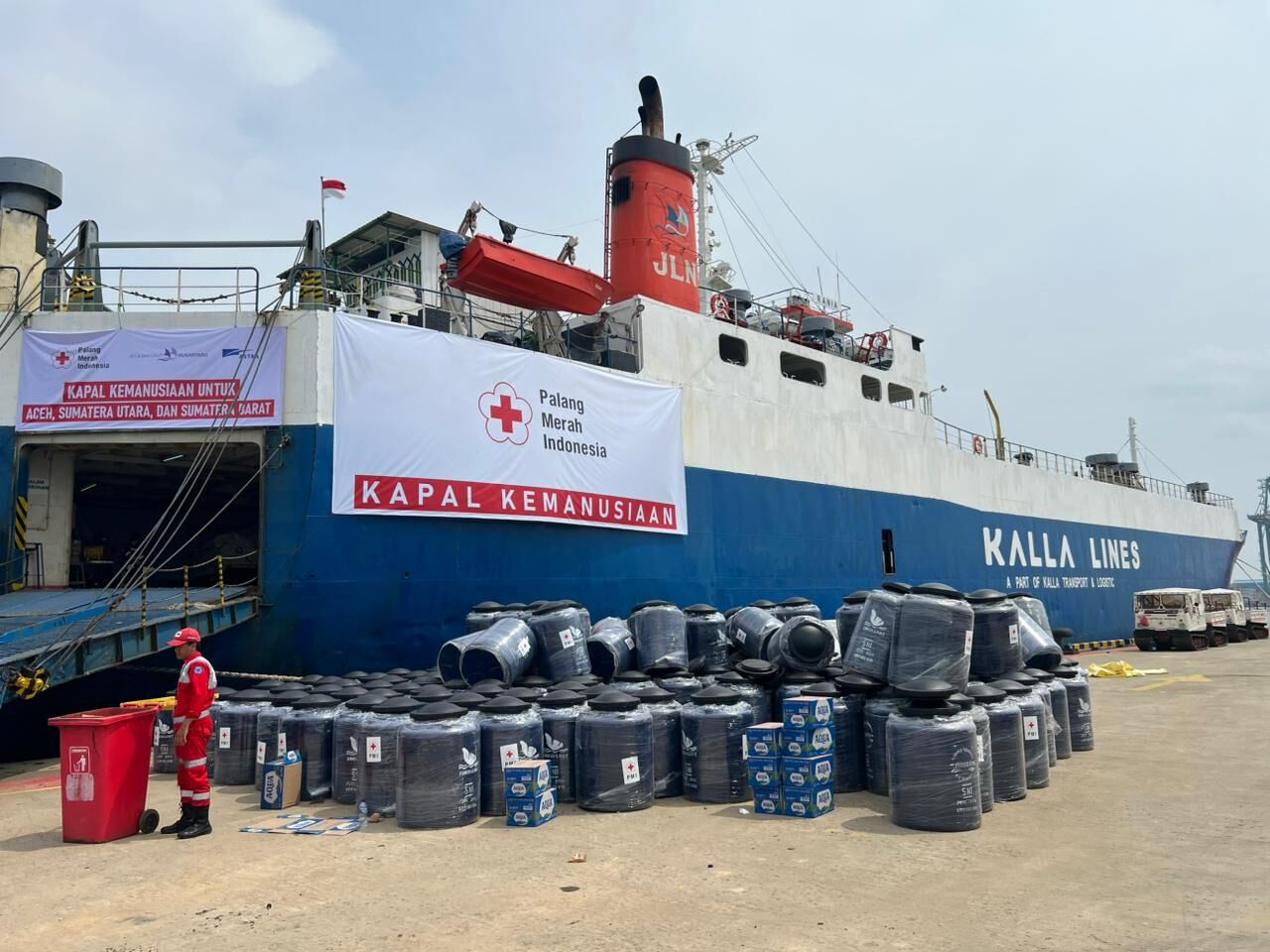 pmi-berangkatkan-kapal-kemanusiaan-bawa-60-tangki-air-dan-bantuan-logistik-ke-aceh,-sumut,-dan-sumbar