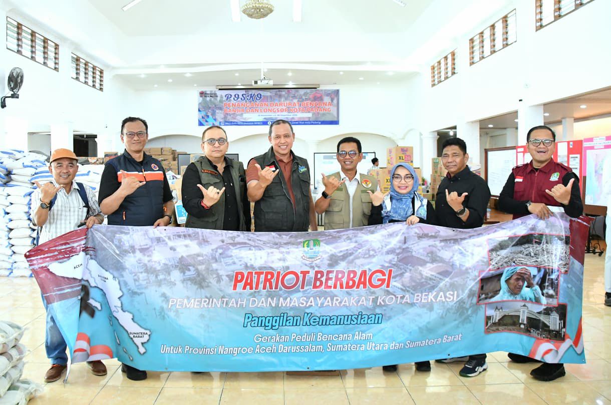 wako-bekasi-serahkan-paket-makanan-dan-perlengkapan-sekolah-ke-pemko-padang