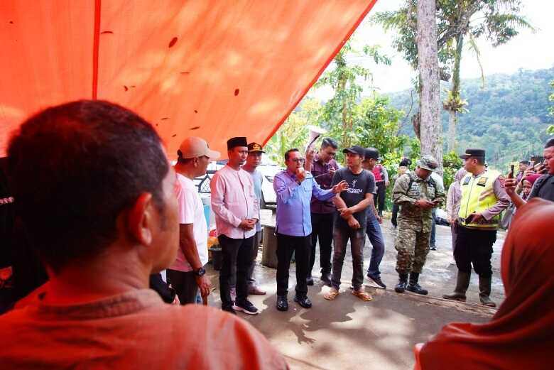 bupati-eka-putra-serahkan-bantuan,-minta-waspada-cuaca-ekstrem