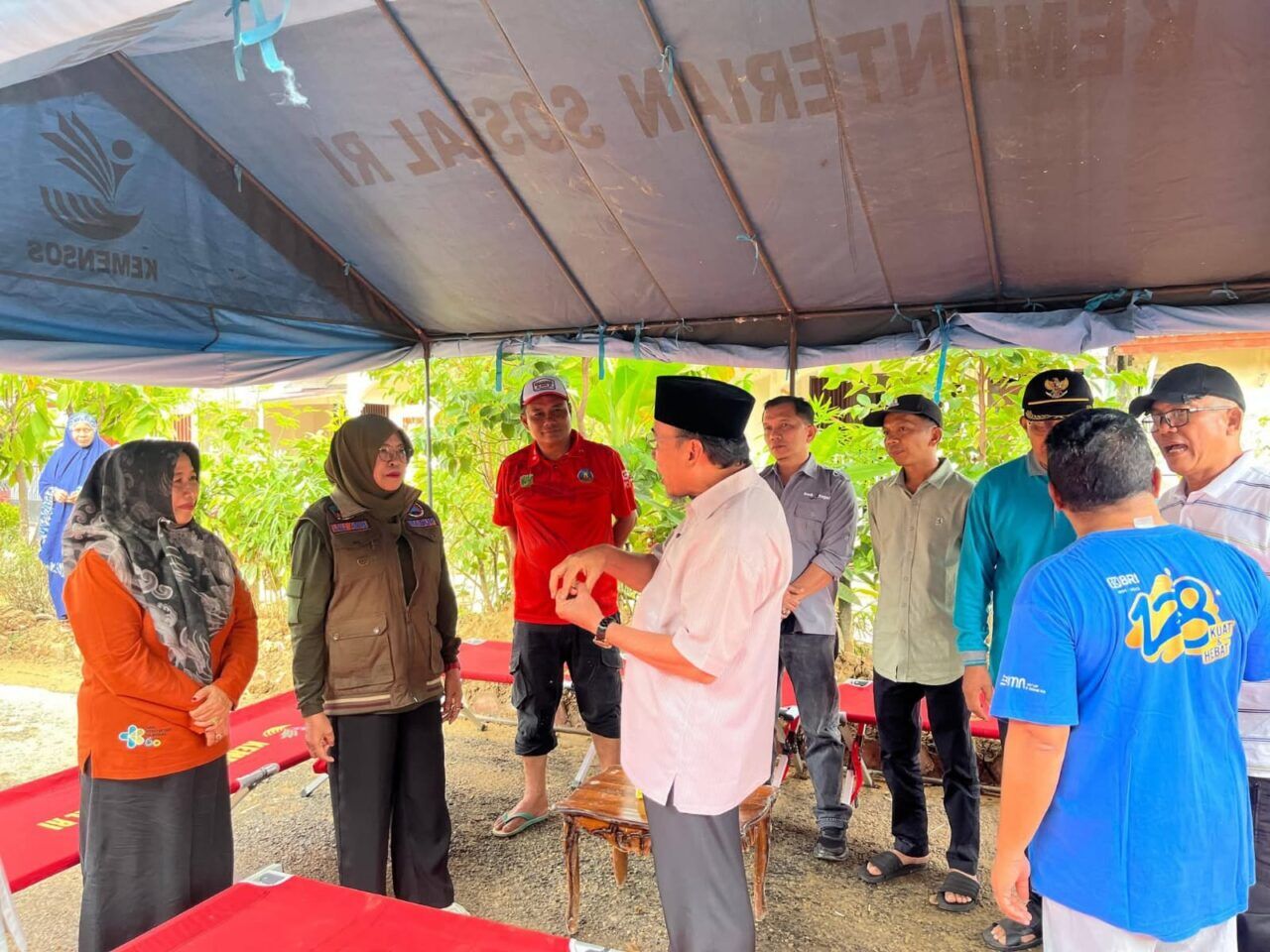 wakil-bupati-dharmasraya-kunjungi-posko-bencana-di-tabing-banda-gadang,-kota-padang