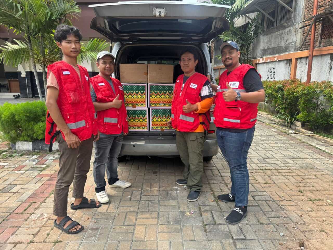 pmi-kirim-1-ton-abon-untuk-pengungsi-banjir-sumatera