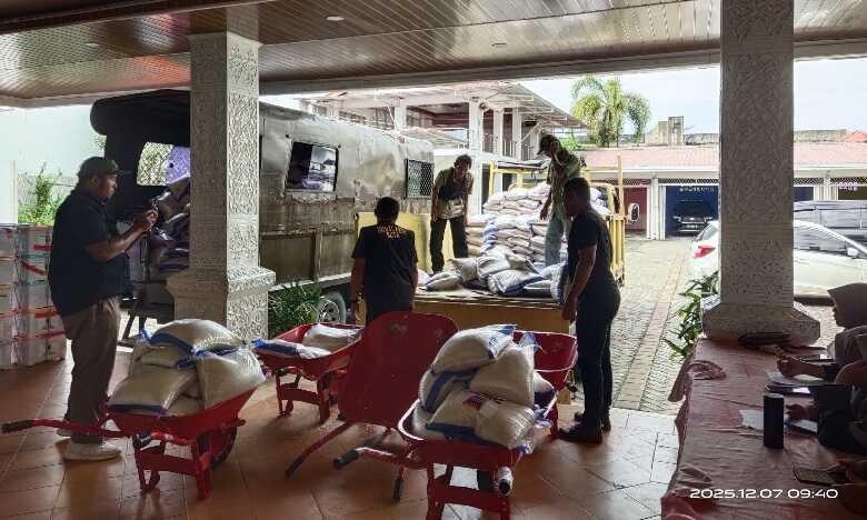 pendistribusian-bantuan-bagi-korban-bencana-di-padang-terus-dilakukan-dari-posko-utama