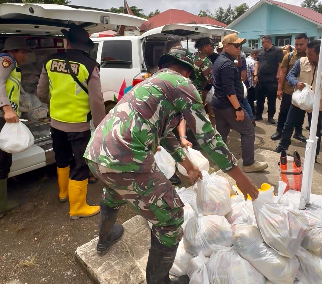 andre-rosiade-serahkan-250-paket-sembako-untuk-korban-galodo-di-malalak