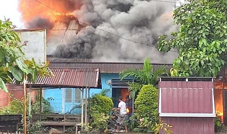 dua-rumah-di-jorong-silayang-pasaman-barat-hangus-terbakar