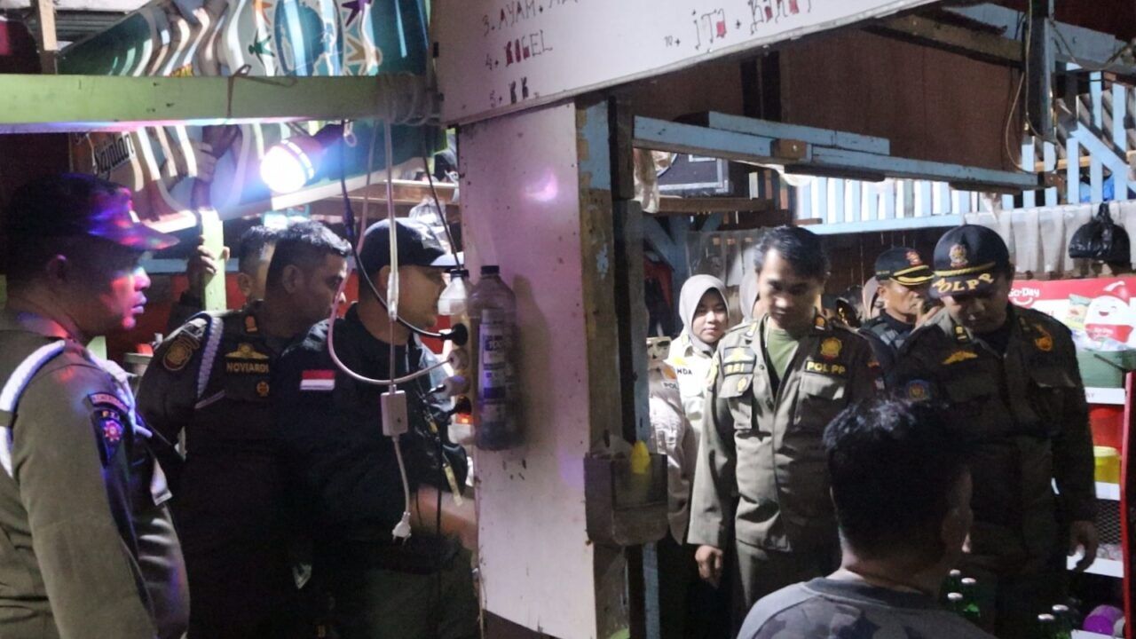 pol-pp-kota-padang-tertibkan-warung-kopi-yang-jual-minuman-beralkohol