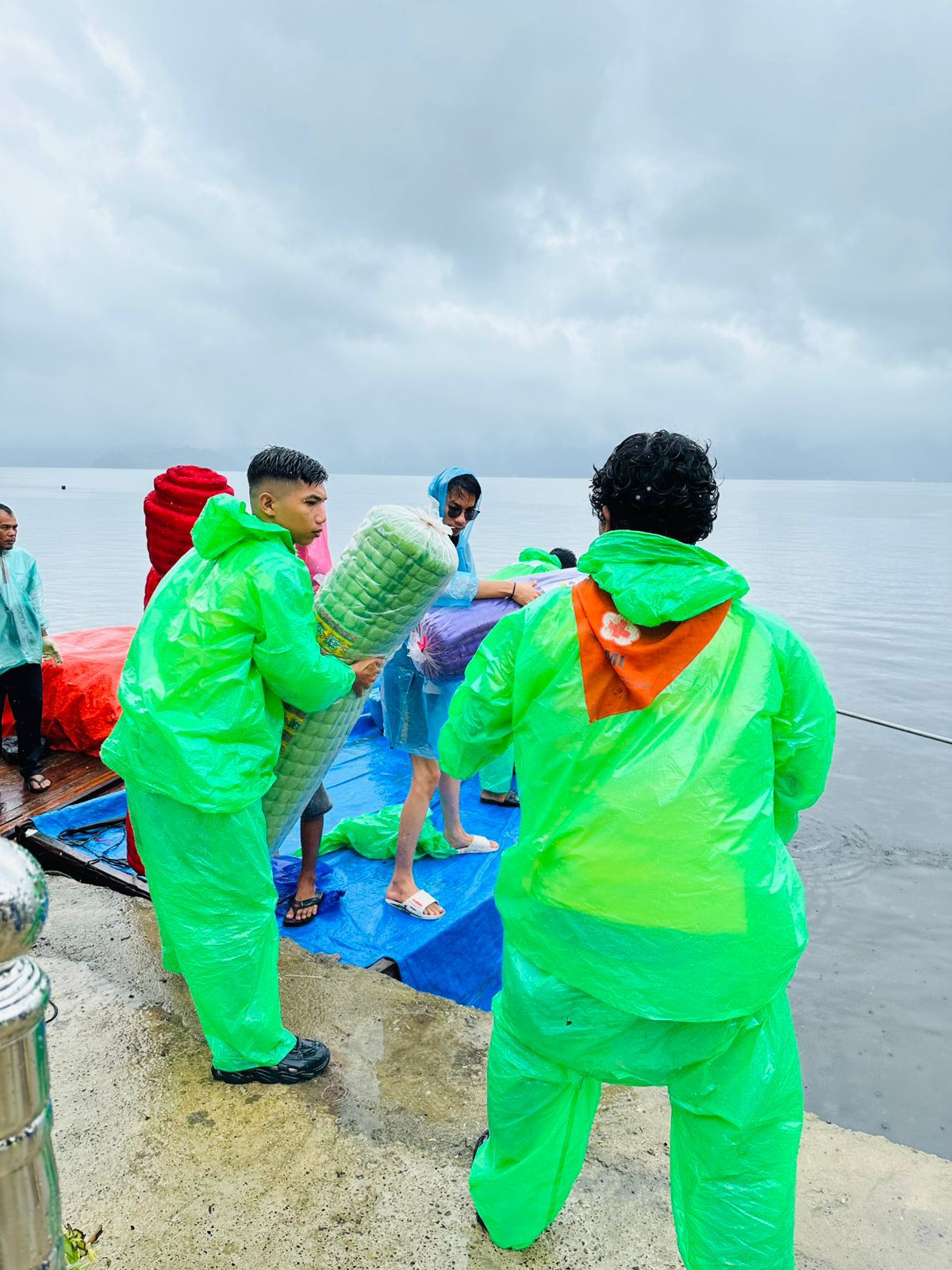 akses-darat-terputus,-unp-gunakan-ponton-kirim-bantuan-ke-sungai-batang-maninjau