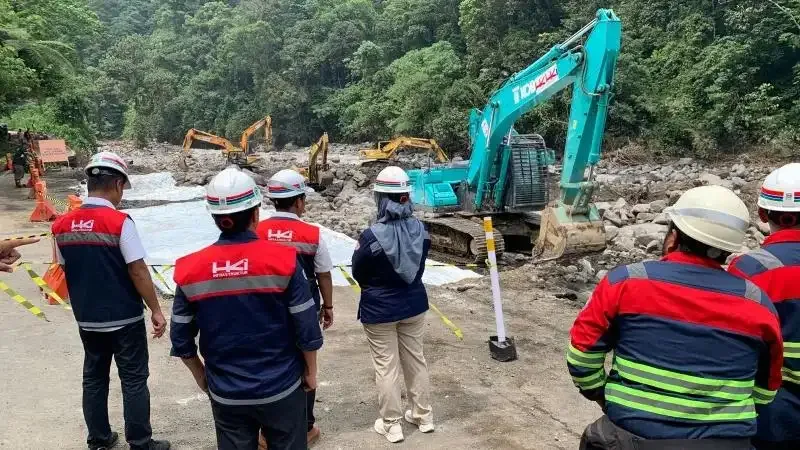 hutama-karya-kerahkan-alat-berat,-buka-akses-terisolir-di-sumatra