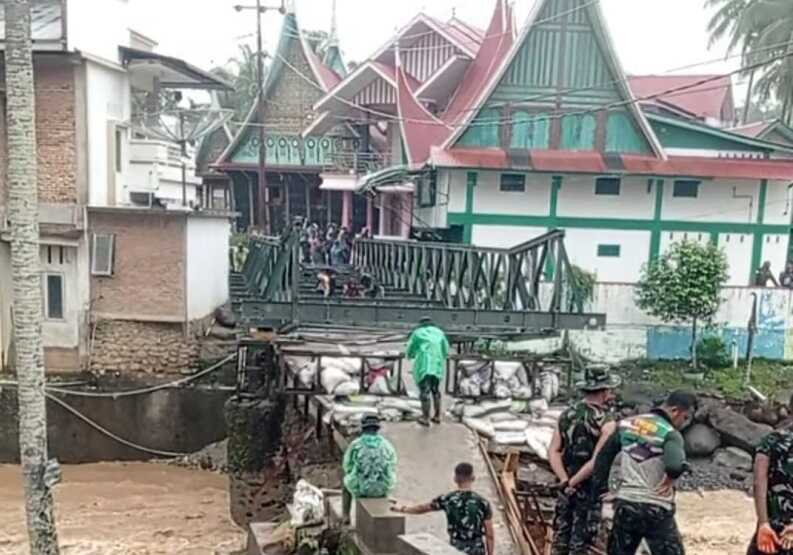 tni-bangun -dua-jembatan-darurat-di-kabupaten-solok