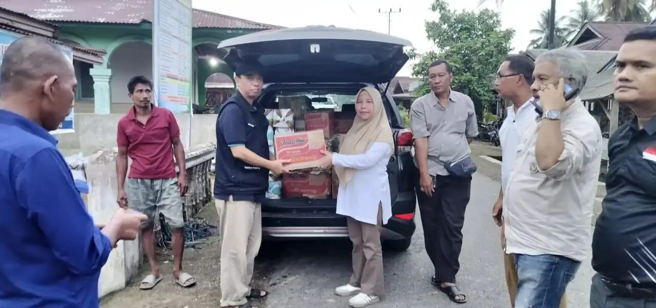 diskominfotik-sumbar-salurkan-bantuan-tanggap-darurat-ke-lokasi-banjir-dan-longsor-di-pesisir-selatan