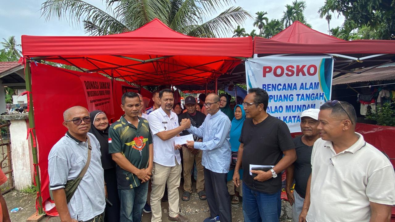 relawan-peduli-bencana-bantu-uang-tunai-untuk-warga-kampuang-tangah-dan-banda-cino-katapiang