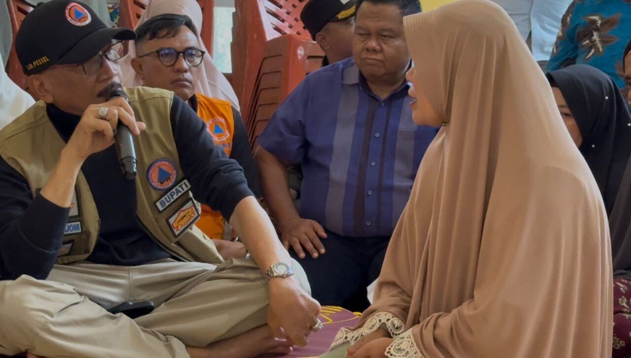 bupati-pessel-tinjau-posko-pengungsian-bayang-utara,-pastikan-layanan-darurat-berjalan-optimal