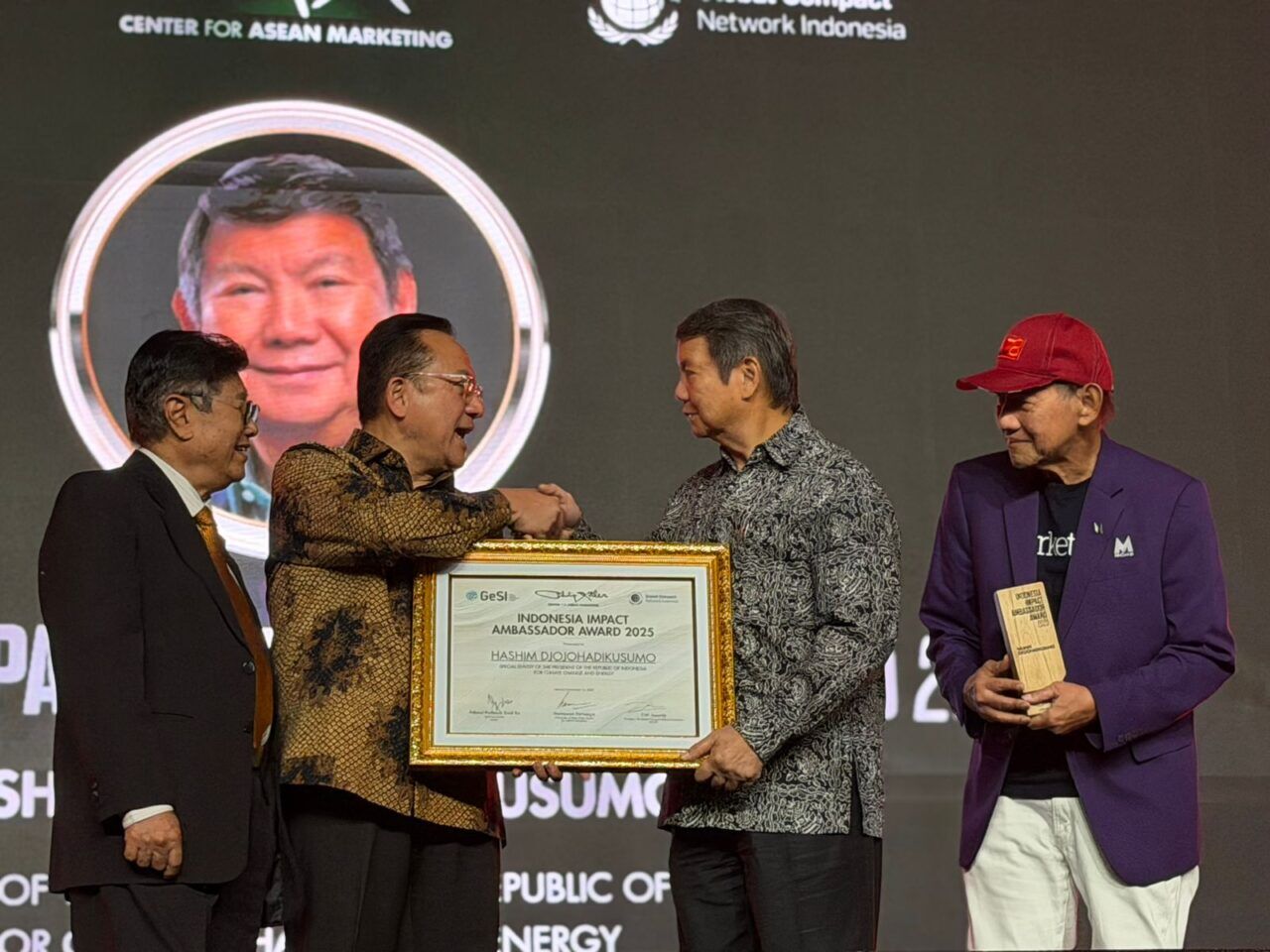 irman-gusman-serahkan-special-award-markplus-conference,-hasim-tegaskan-komitmen-lingkungan-dan-singgung-bencana-sumatera