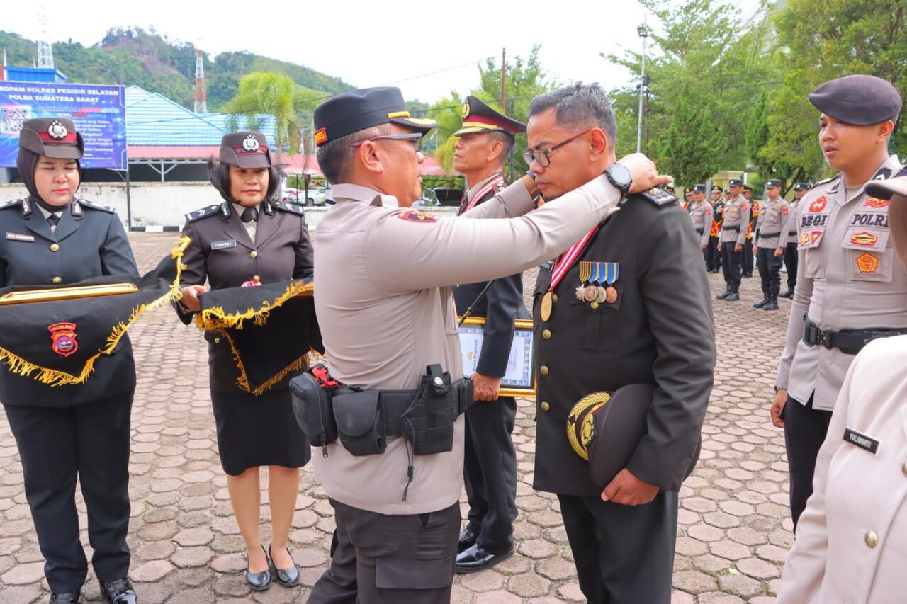 polres-pessel-gelar-upacara-purna-bakti,-kapolres:-pengabdian-mereka-jadi-teladan-untuk-kita-semua