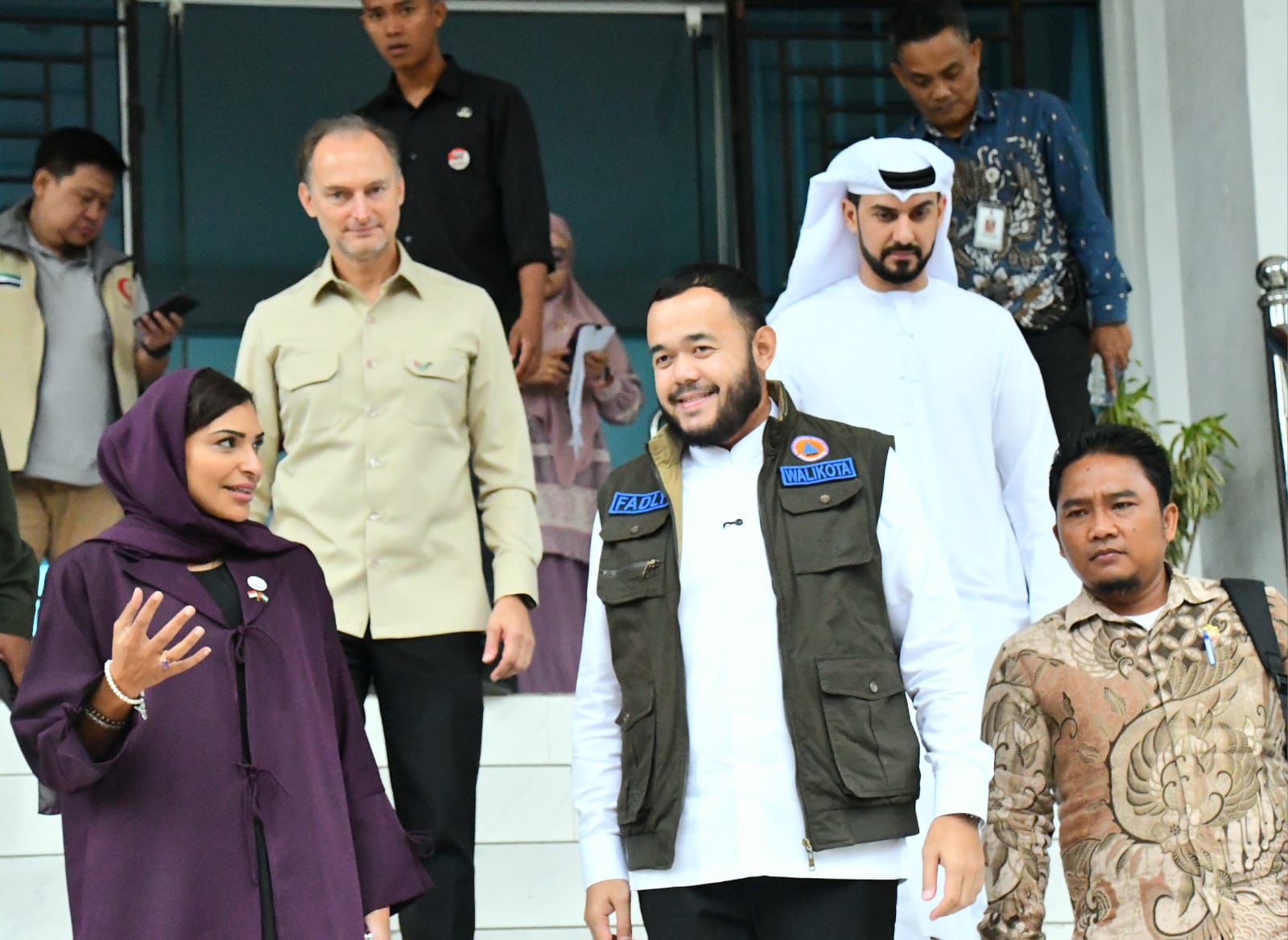 wakil-dubes-uni-emirat-arab-serahkan-bantuan-di-koto-tangah