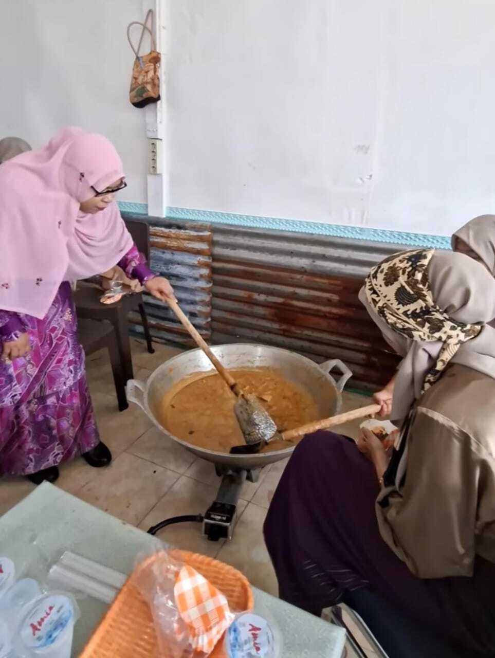 satu-ton-randang-dari-diniyyah-putri-untuk-korban-bencana-sumaterapadang-panjang