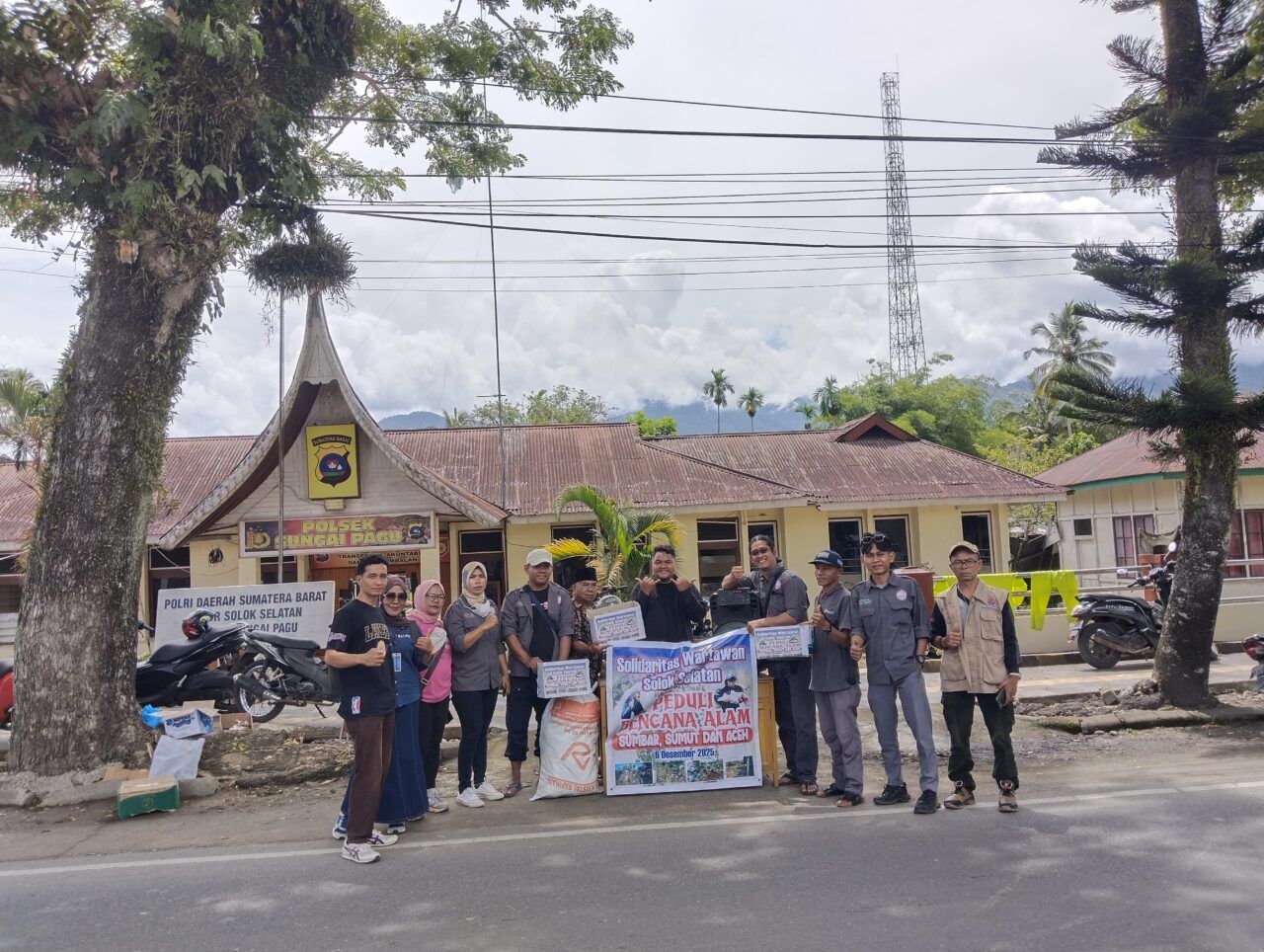 wartawan-solsel-salurkan-rp-10-juta-hasil-penggalangan-donasi-untuk-korban-galodo-agam