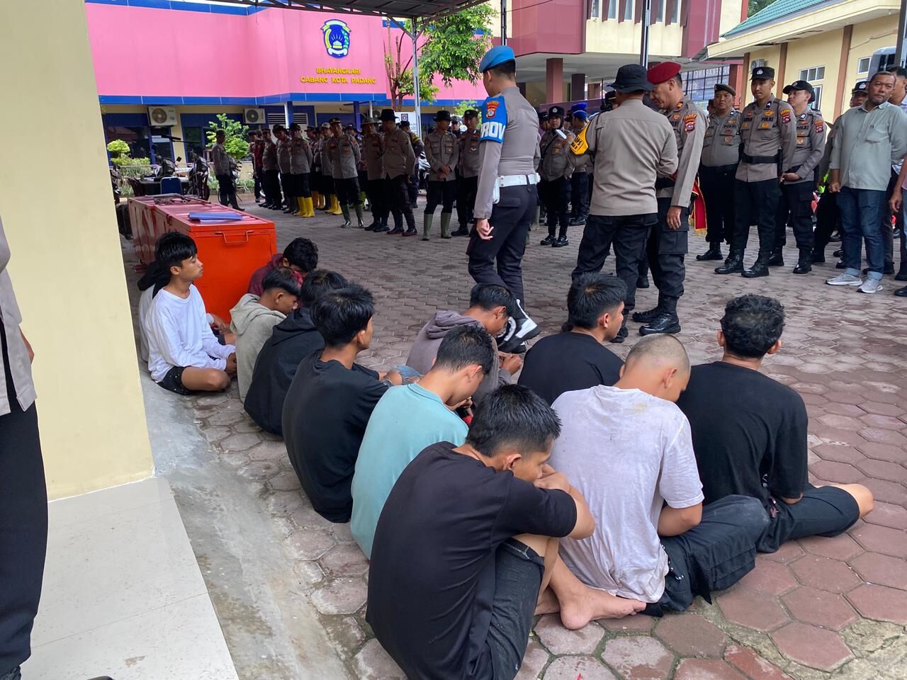polresta-padang-gelar-kryd,-amankan-belasan-pelaku-tawuran-dan-barang-bukti