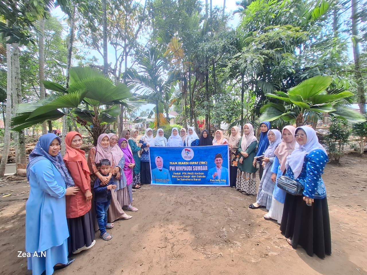 nevi-zuairina-salurkan-bantuan-untuk-guru-paud-terdampak-banjir-di-pariaman